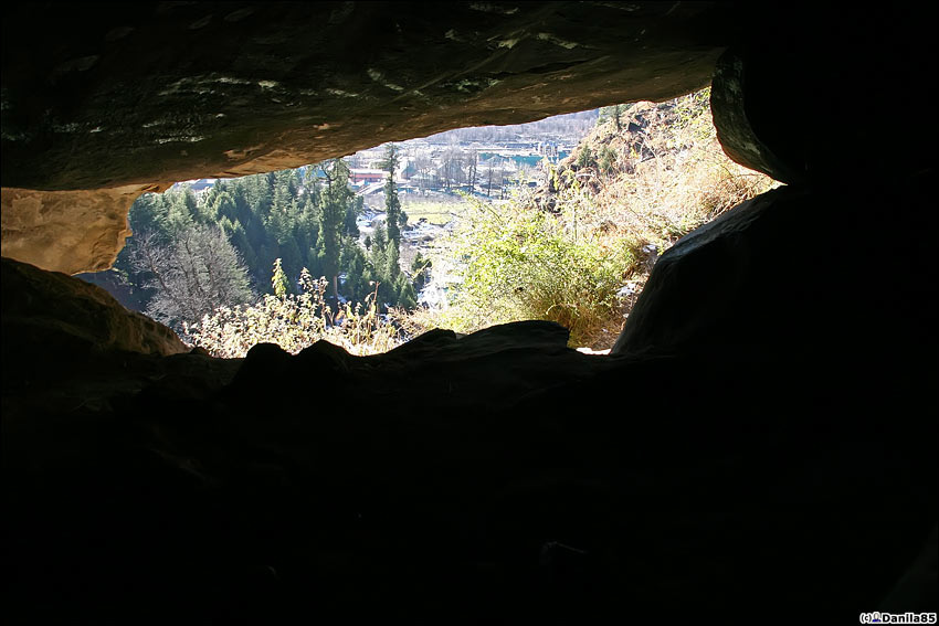 Пещера садху по пути на водопад. Манали, Индия