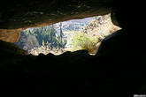 Пещера садху по пути на водопад.