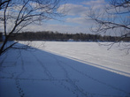 Отважные путешественники пересекают реку по льду