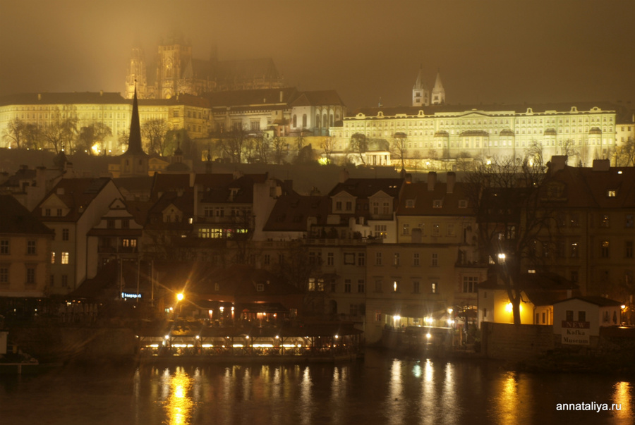Вид с Кампы на Влтаву и Пржский Град Прага, Чехия