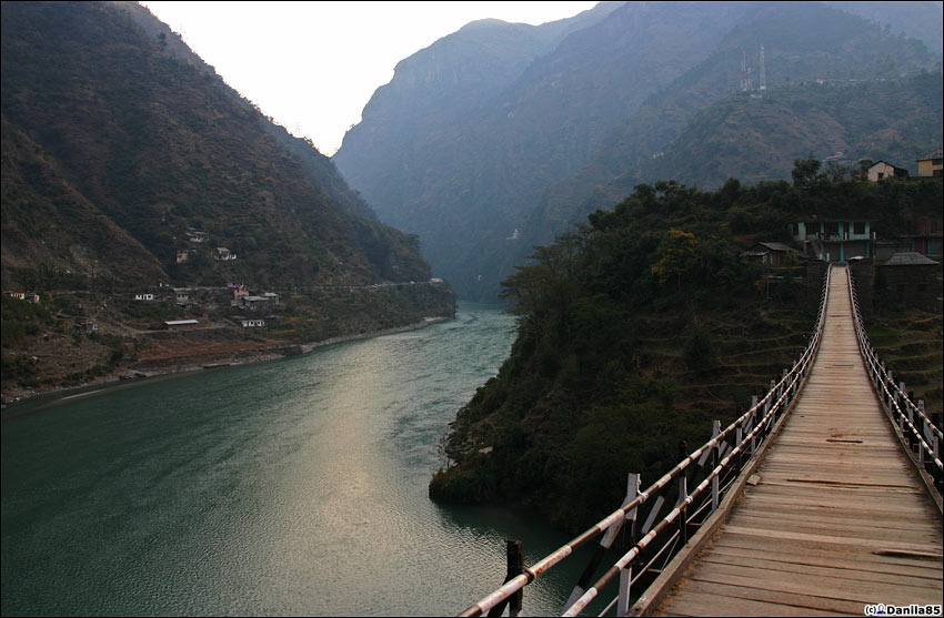 Зелёная вода, подвесные мостики... Местами похоже на долину Бзыби в Абхазии, увеличенную в несколько раз. Манали, Индия