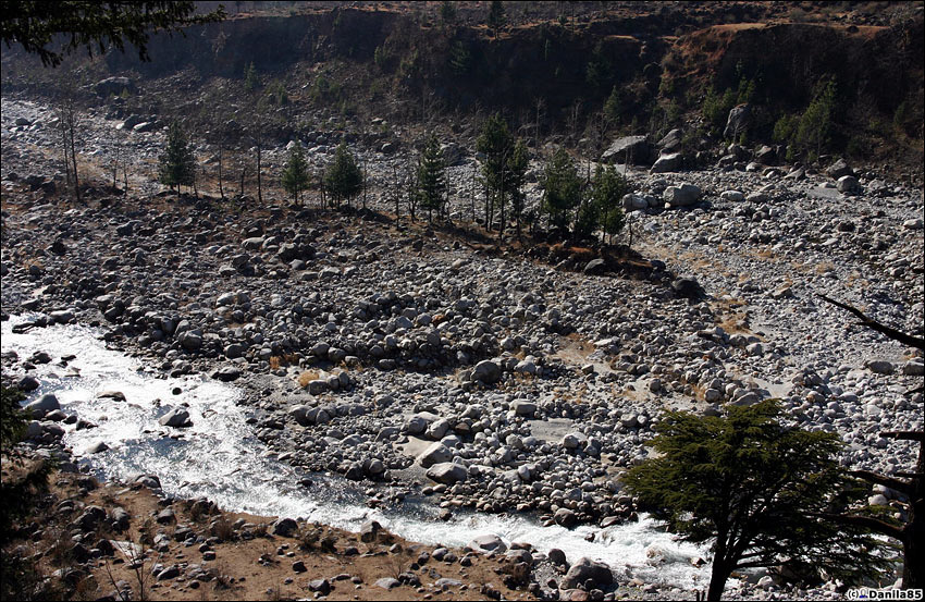 Сейчас Биас, основная река долины, маловодна, но вообще ширина русла внушает уважение. Манали, Индия