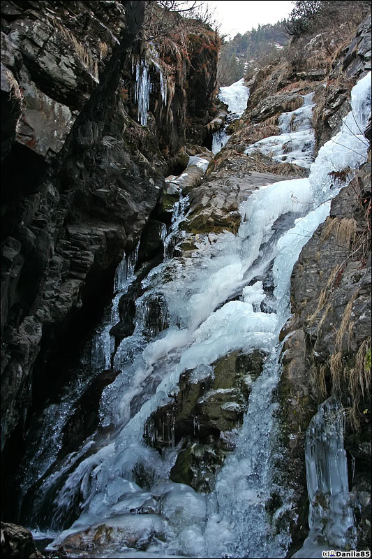 В одном из ущелий нашёл огромный замёрзший водопад. Это один из каскадов. Манали, Индия