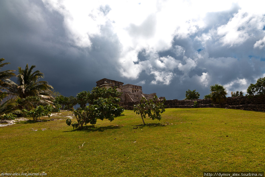 Нам повезло, так как мы застали надвигающийся дождь и смогли сфотографировать такое небо Тулум, Мексика