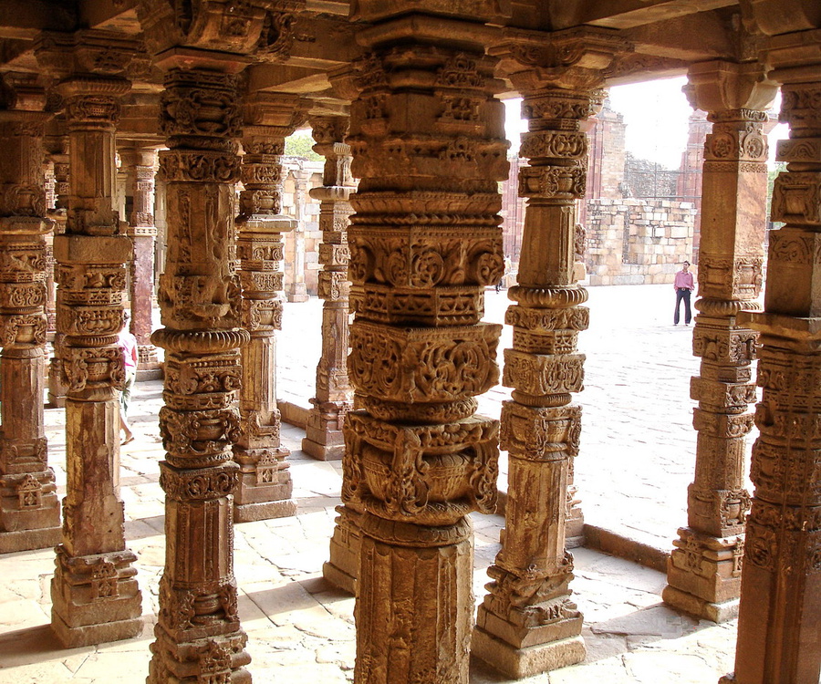 Колонна в прошлом 5 букв. Колонна Чандрагупты, Индия. Храм Хойсалешвара Индия колонны. Кутб Минар железная колонна. Храм 1000 столбов Индия.