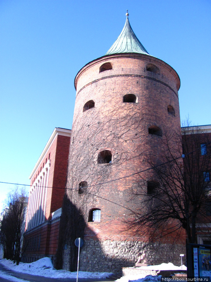 Алетом эта башня увита плющом :) Рига, Латвия