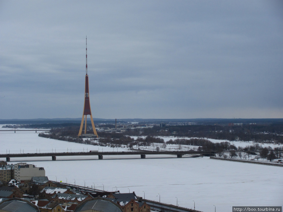 С высоты шпиля Церкви Св. Петра открывается роскошная панорама города. Рига, Латвия