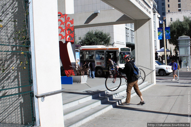 А это велостоянка (охраняемая) в колледже. Сан-Франциско, CША