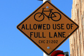 Велосипедом разрешено ехать по всей полосе.