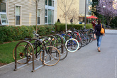 Велопарковка около университета. Ездить по территории кампуса запрещено, но до своих домов многие ездят на велосипедах.