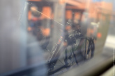 В подземном транспорте провозить велосипеды тоже можно. Здесь отражение одного из велосипедов в метро. Хорошо иллюстрирует велосипедную мечту для Москвы.