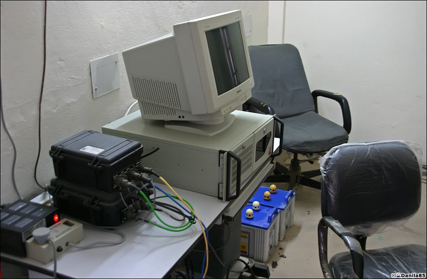 И у другой стены. Тут тоже сейсмограф, но постарше и оборудование для спутниковой связи. Дхарамсала, Индия