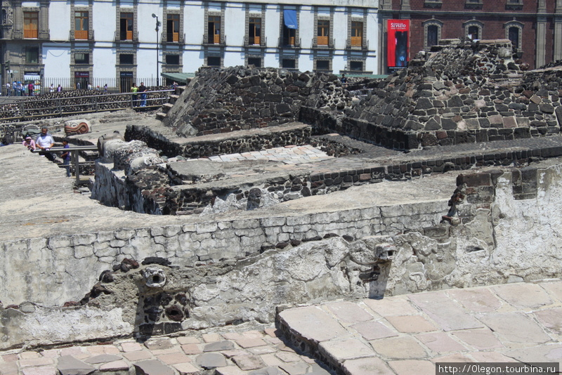 У главного храма ацтеков Мехико, Мексика