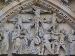 Барельеф над входом в собор святого Вита.