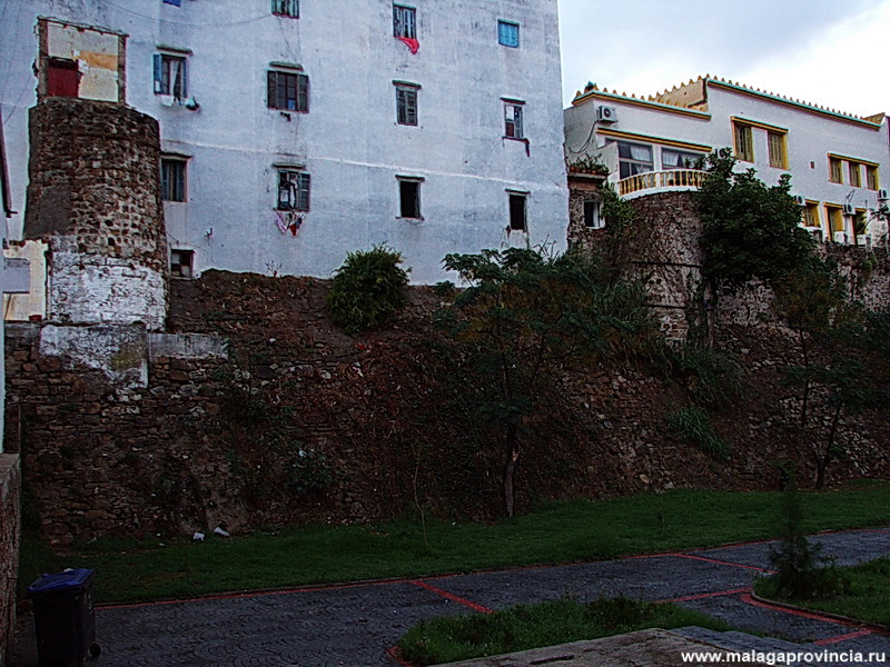 так соединяется несоединяемое — старинные и новые постройки Танжер, Марокко