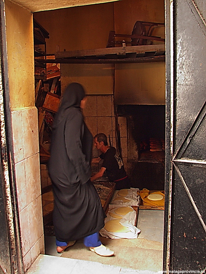 так производят лепешки Танжер, Марокко
