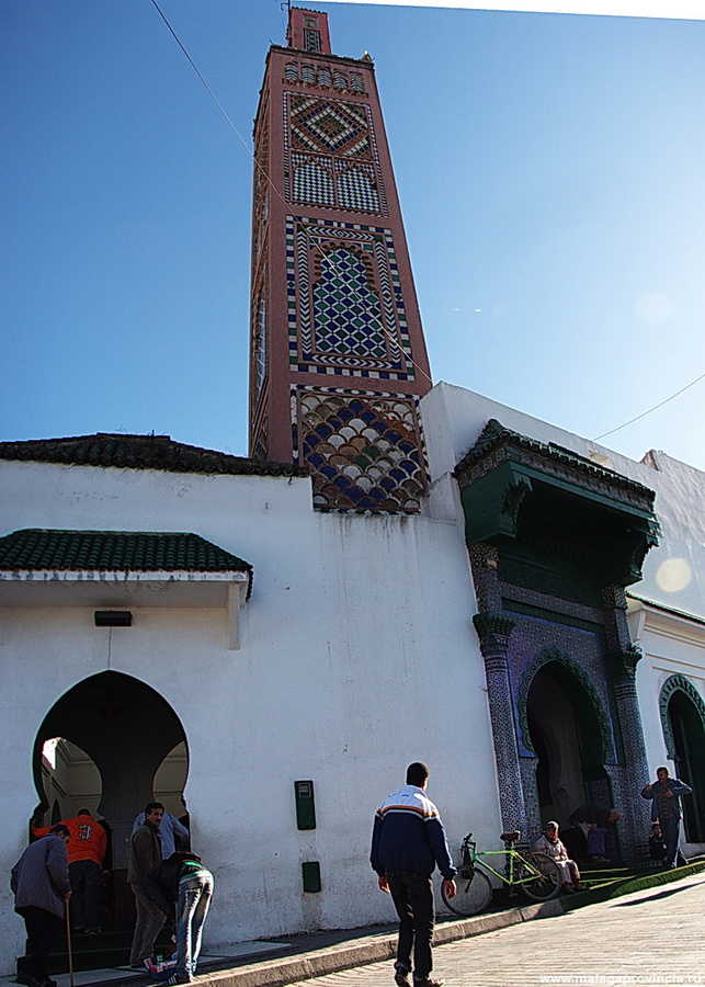 центральная мечеть,с минарета которой несется пронзительный голос муэдзина, призывающий к молитве Танжер, Марокко