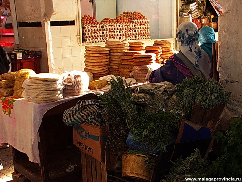 так продают лепешки Танжер, Марокко