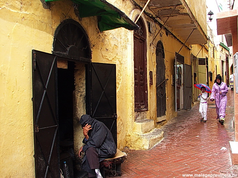 всегда люди закрывают лицо — сфотографировать практически невозможно Танжер, Марокко