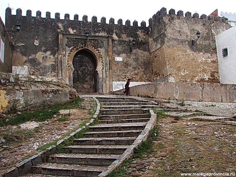 вход в Касбу днем — древнюю крепость на берегу моря Танжер, Марокко