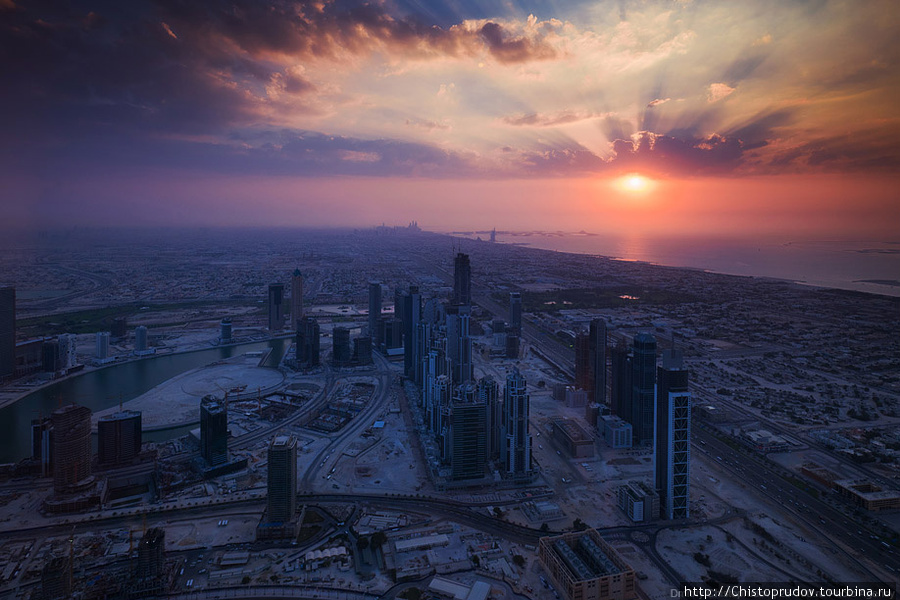 Вечерние и ночные виды с самого высокого здания в мире Дубай, ОАЭ