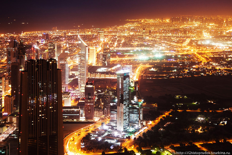 Вид в сторону старой части Дубая, порта, Дубай-Крика, аэропорта и Шарджа. Дубай, ОАЭ