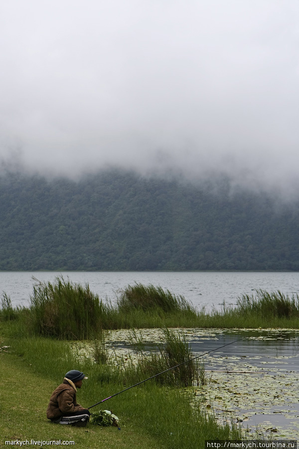 Озера Братан, Буян и Тамблинган находятся высоко в горах, на высоте примерно 1200 метров. Эти озера находятся в огромной кальдере, которая сформировалась на месте извержения древнего вулкана. Бали, Индонезия
