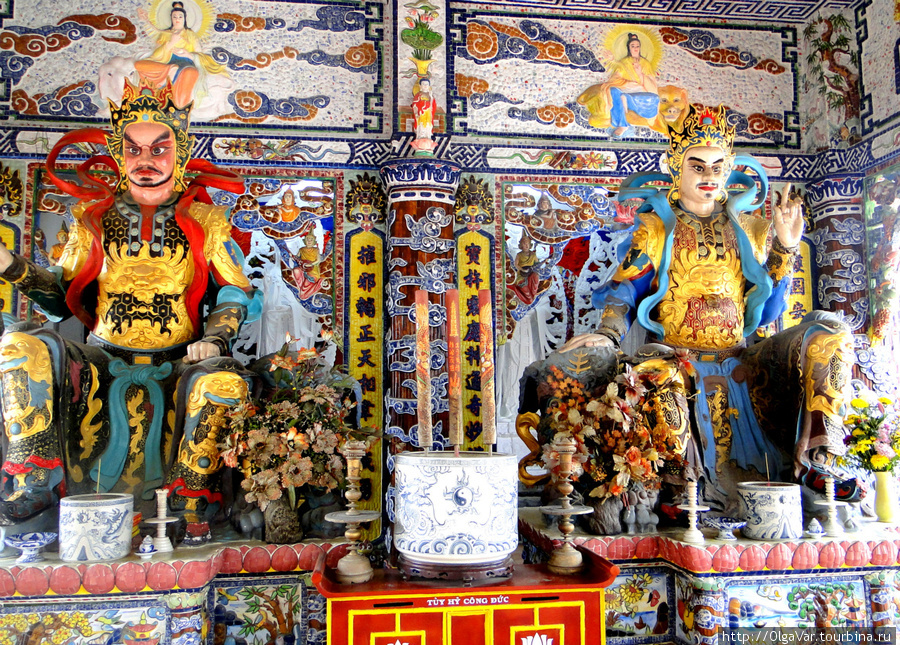Каждый миллиметр стен заполнен мозаикой Далат, Вьетнам