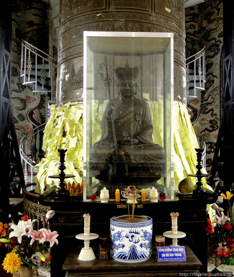 Будда в отдельно стоящей пагоде Далат, Вьетнам