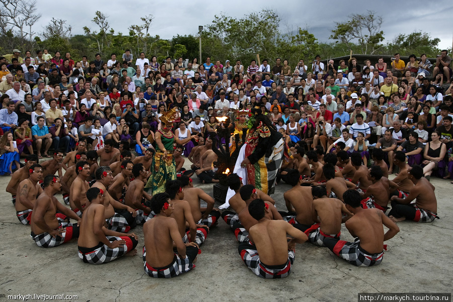 Там же для туристам показывают национальный танец кечак. Бали, Индонезия