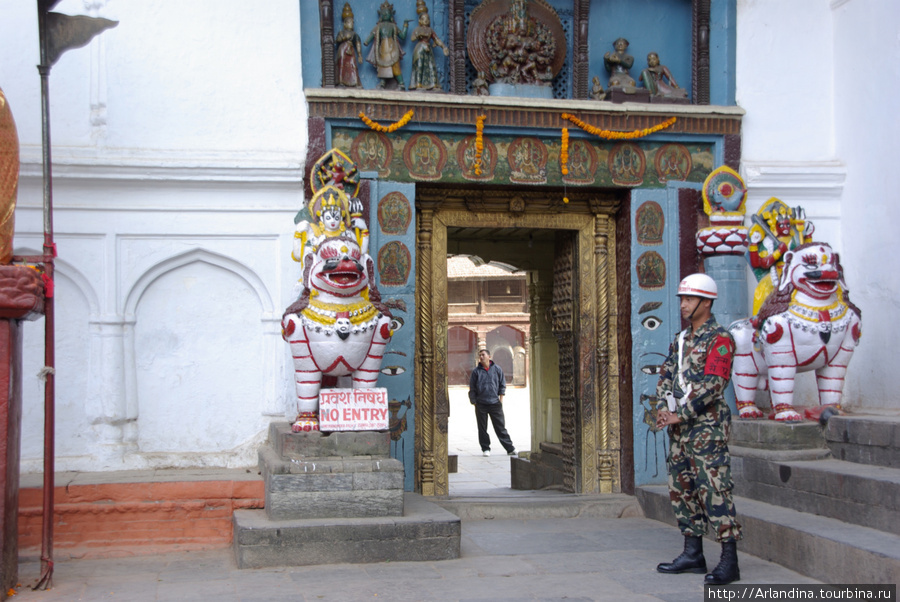 Непал, гуркхи и их оружие. Встречи на улицах. Непал