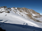 Проход между точкой Гилмана  Gilmans Point 5685m и вершиной  Uhuru Peak 5895m лежит по краю кратера.
