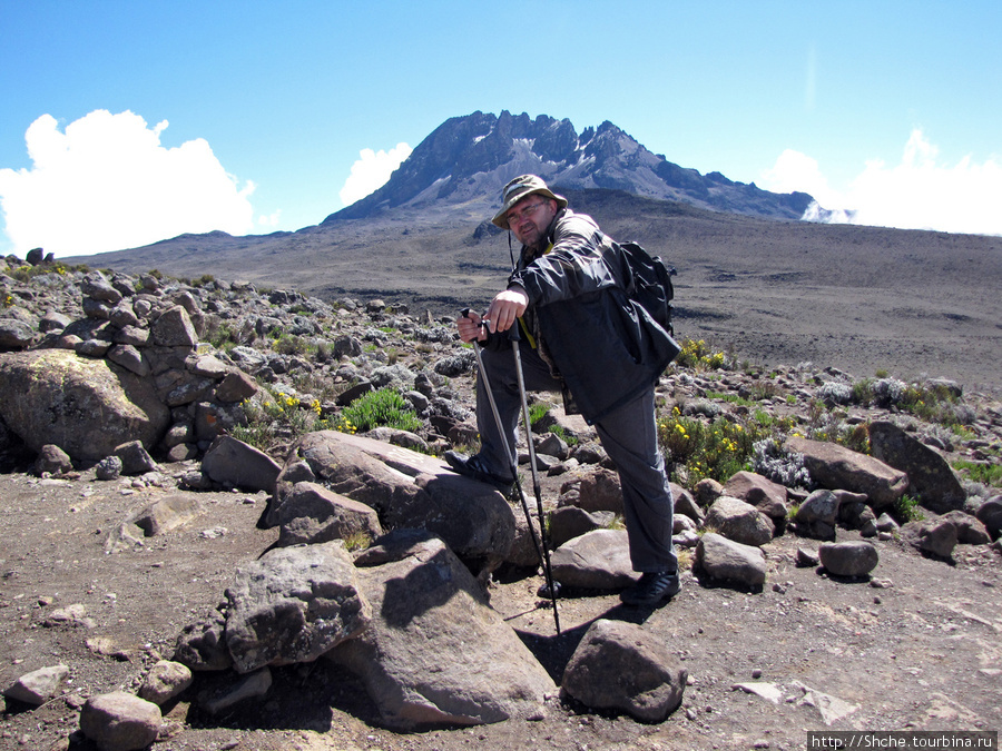 Я на фоне второй вершины Килиманджаро — Мавензи. Она ниже Ухуру, да подъем на нее невозможен. Порода сыпется под ногами. Снимок на высоте примерно 4000 м. Килиманджаро Национальный Парк, Танзания