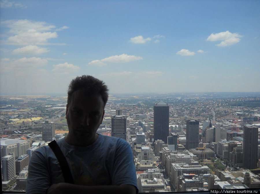 На фоне панорамного стекла Йоханнесбург, ЮАР