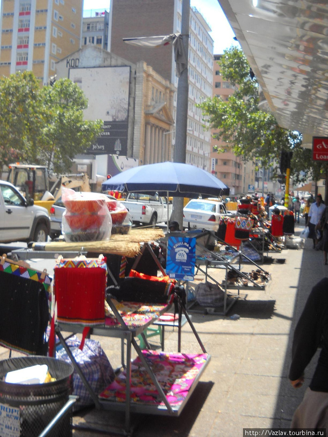 Продавцы прячутся в тени Йоханнесбург, ЮАР