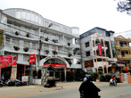 Здесь сразу два отеля впритык — Bachthuy и Hong Ncoc