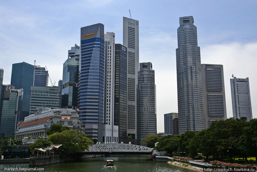 Сингапур — город-государство, расположенный на острове в Юго-Восточной Азии, отделённый от южной оконечности Малаккского полуострова узким проливом. По площади Сингапур примерно на треть меньше Москвы. Деловой центр острова расположен в его южной части.