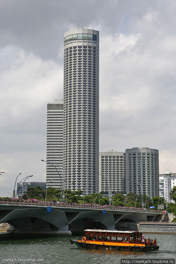 Гостиница Swissôtel The Stamford. В момент постройки в 1986 году это был самый высотный отель в мире. Именно на 71 этаже этого здания, в баре New Asia, мы и встретили новый 2010-й год. Сингапур (город-государство)