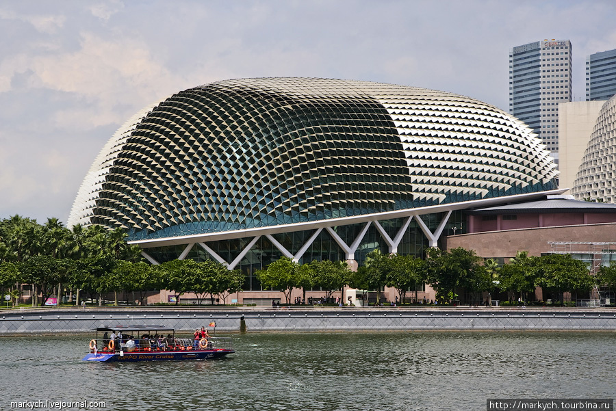 В 2003 в Сингапуре был построен и открыт новый театр «Эспланада» (по форме напоминающий местный фрукт дуриан). Он находится на набережной искусственного залива Marina Bay. Сингапур (город-государство)