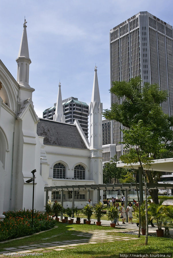 Недалеко от станции MRT City Hall находится англиканский кафедральный собор Святого Андрея — удивительно изящное сооружение. Сингапур (город-государство)