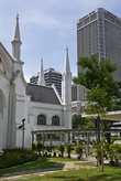 Недалеко от станции MRT City Hall находится англиканский кафедральный собор Святого Андрея — удивительно изящное сооружение.