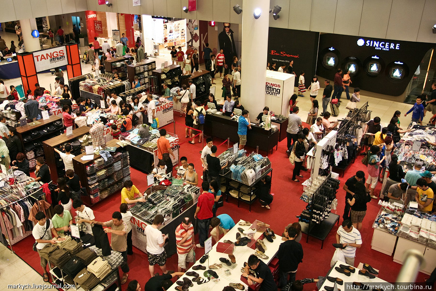 Пара слов о шоппинге — здесь он весьма хорош. Торговых центров очень много, большое скопление их находится в районе Orchard Road. Цены, в принципе, не сильно отличаются от московских или европейских, но выбор больше. В некоторых магазинах можно торговаться. В некоторых нам давали туристическую скидку — 10%. Сингапур (город-государство)