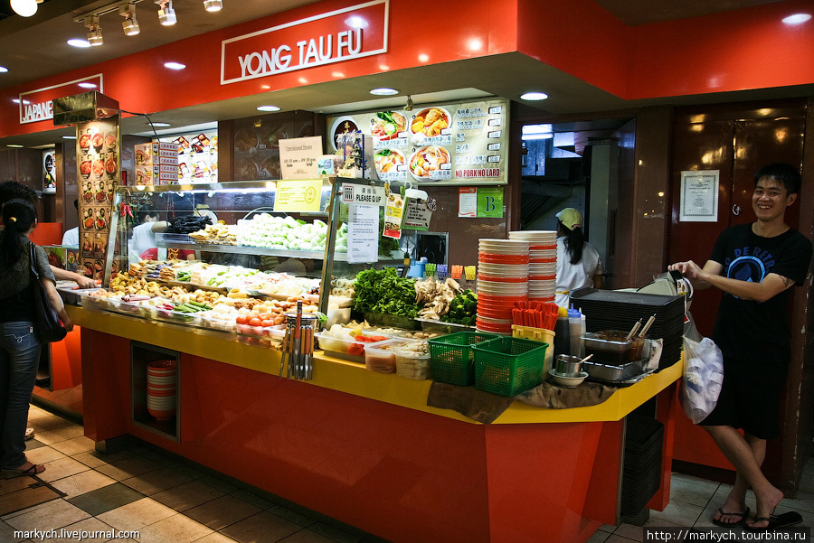 В каждом торговом центре есть огромный зал с едой (food court), по периметру которого расположены различные едальни. При чем различаются они не по названиям, а по кухням: японская, китайская, корейская, тайская, западная и т.д. Сингапур (город-государство)