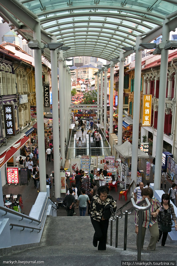 Сразу после выхода из метро вы попадете на огромный рынок, изобилующий дешевыми китайскими товарами и сувенирами: Сингапур (город-государство)