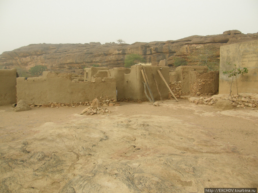 Священный камень и столбик-фетиш. Область Мопти, Мали