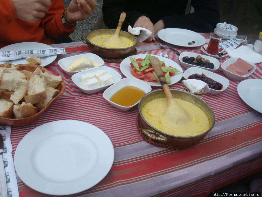 турецкий завтрак. и хлеб!!! вчетвером мы съели 3 или 4 таких корзиночки. Трабзон, Турция