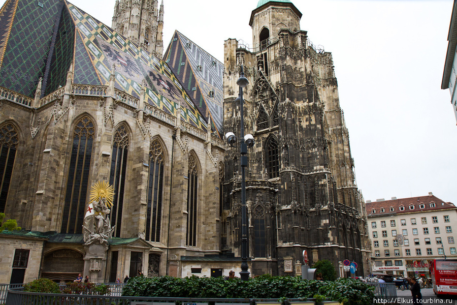 Собор Святого Стефана — одна из главных достопримечательностей Вены. Изящные шпили и выложенная мозаикой крыша давно стали символами австрийской столицы. Высота колокольни 137 м. Ее строительство закончилось в 1433 г Вена, Австрия