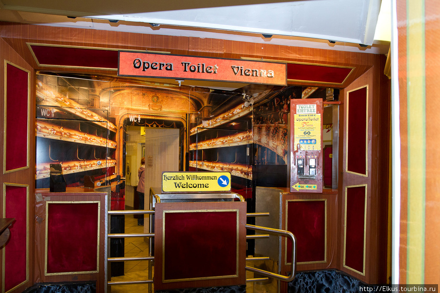 Оперный туалет, там звучит музыка и вместо кабинок ложи Вена, Австрия