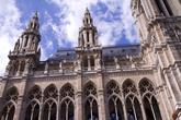 Внешний облик и прежде всего башня высотой 105 м выполнен в традициях фламандских готических ратуш, намекая на средневековые городские свободы.