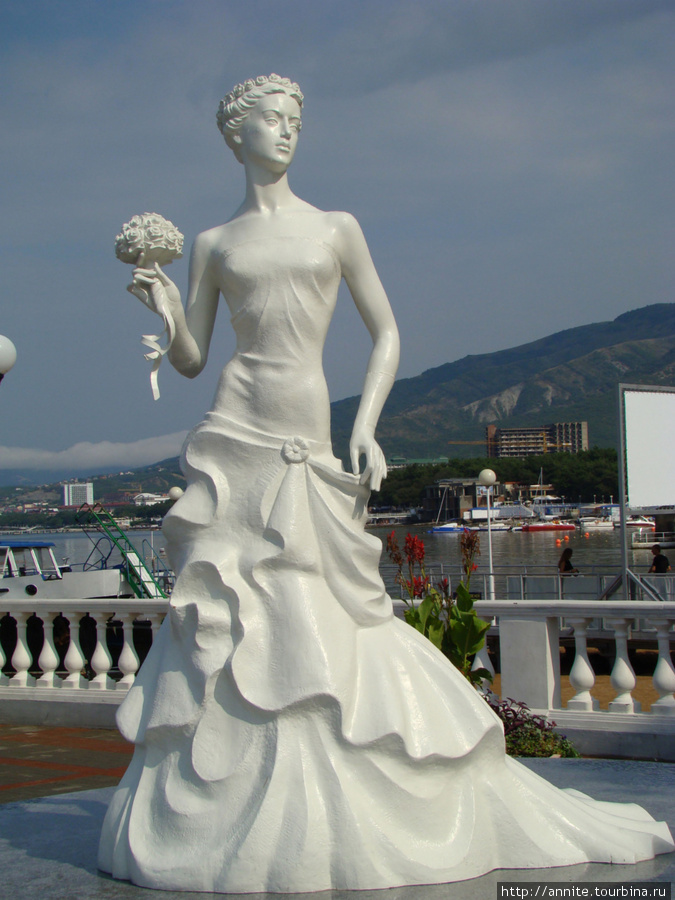 Скульптура Белая невеста. Геленджик, Россия